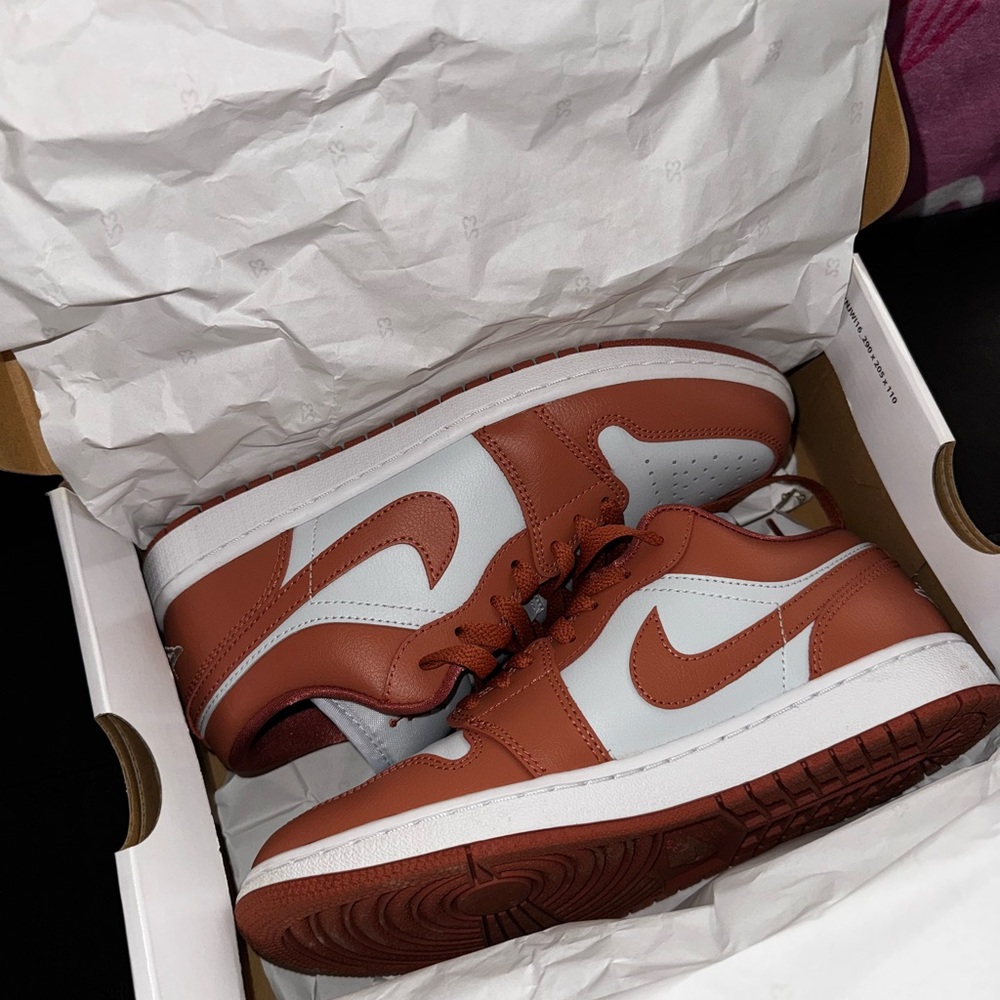 NIKE WOMENS AIR JORDAN 1 LOW